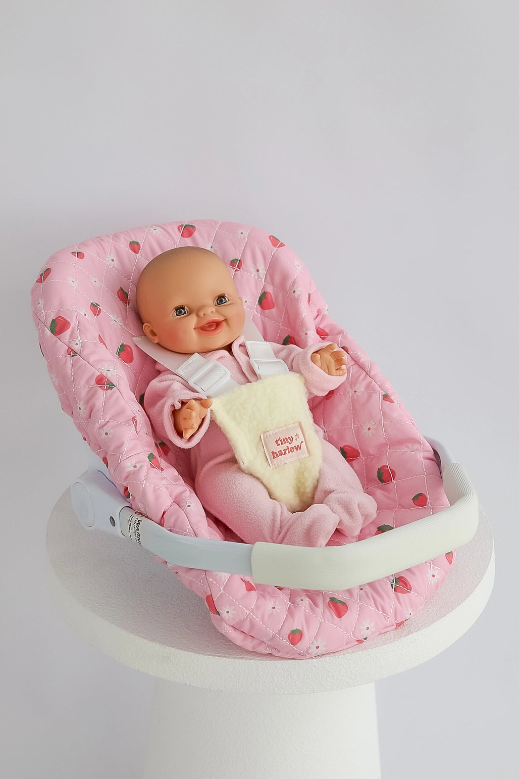 Tiny Harlow Dolls Car Seat Capsule - Strawberry Picnic
