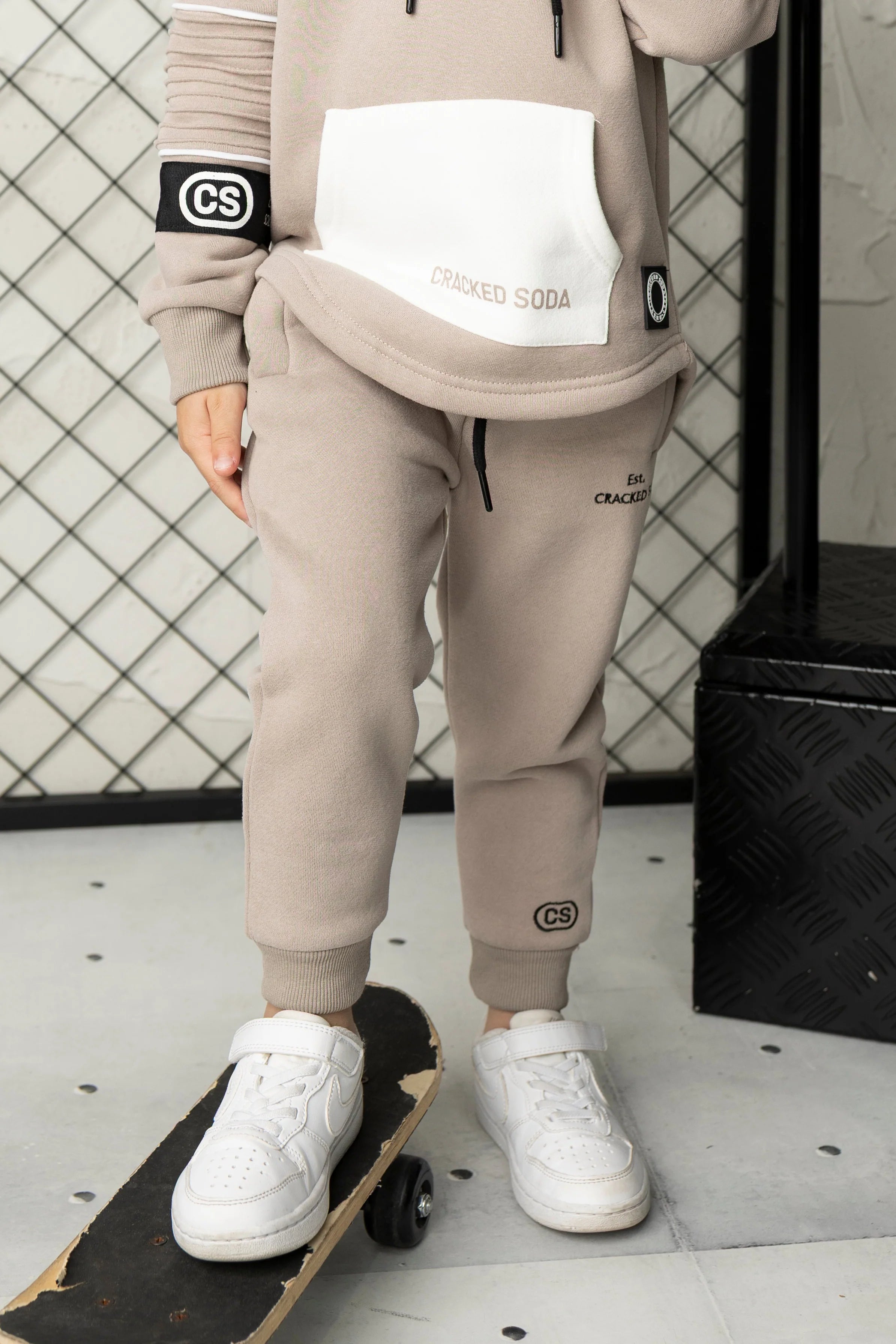 Theodore Essential Trackpant - Truffle