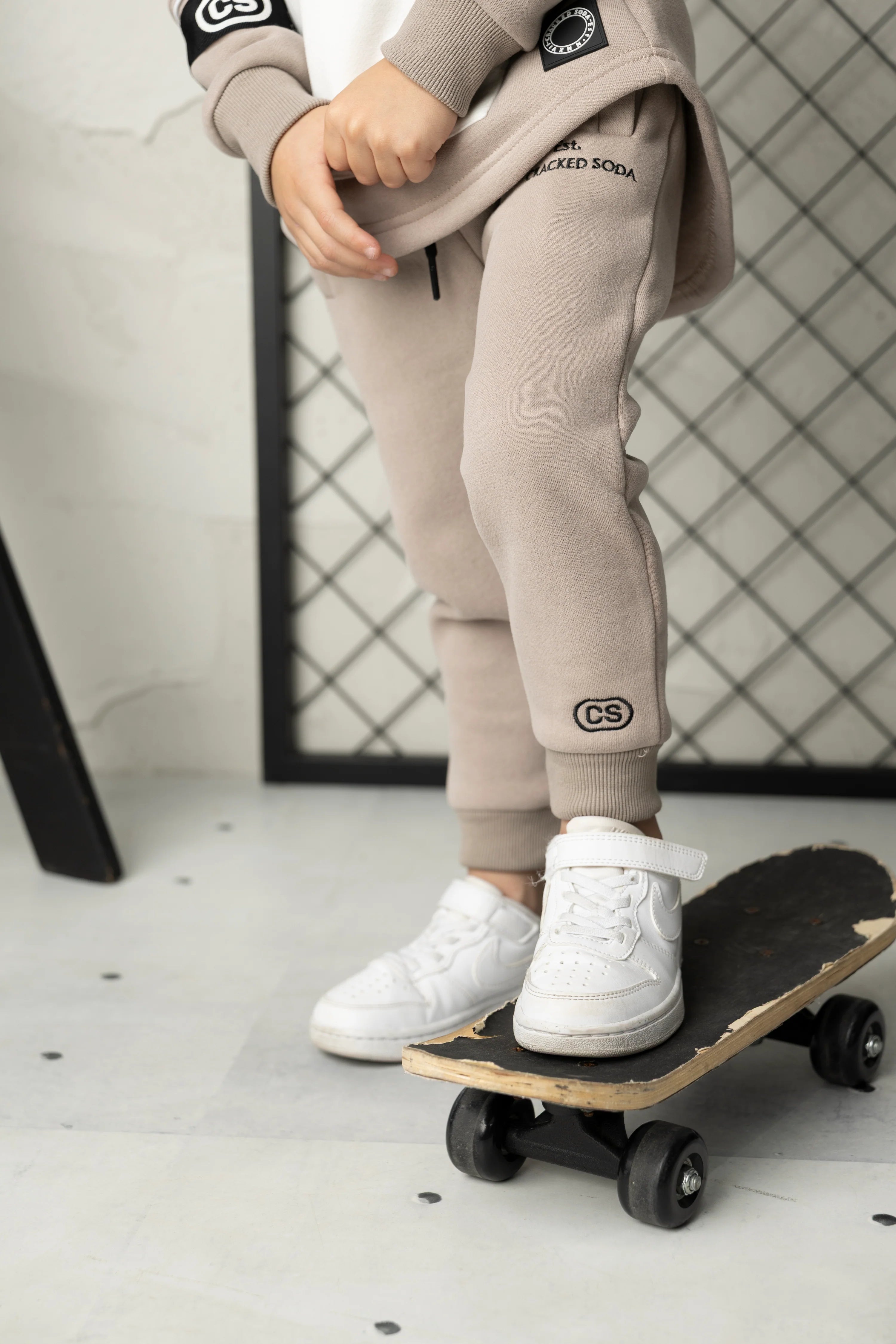 Theodore Essential Trackpant - Truffle