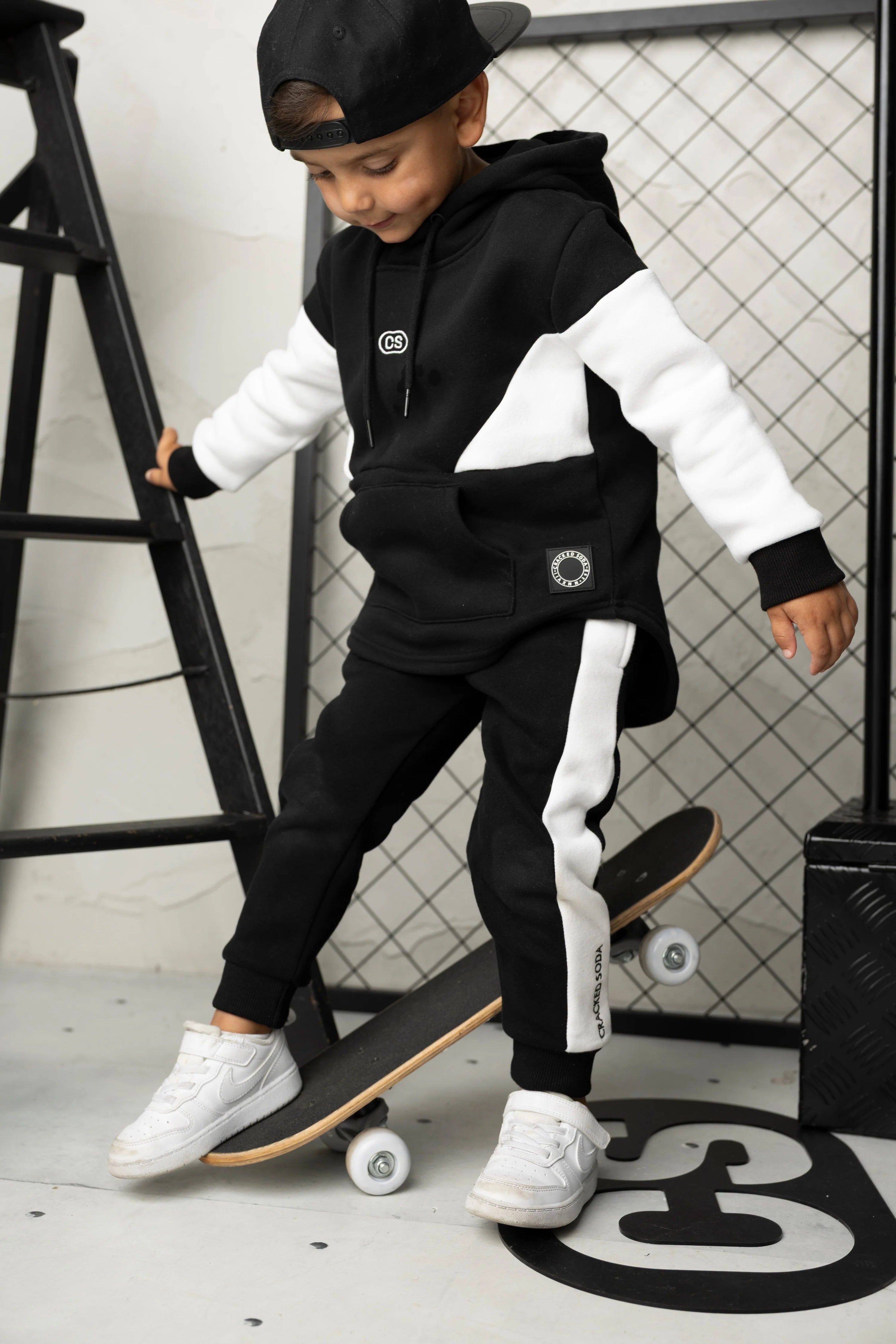 Zayn Essential Hoodie - Black/White